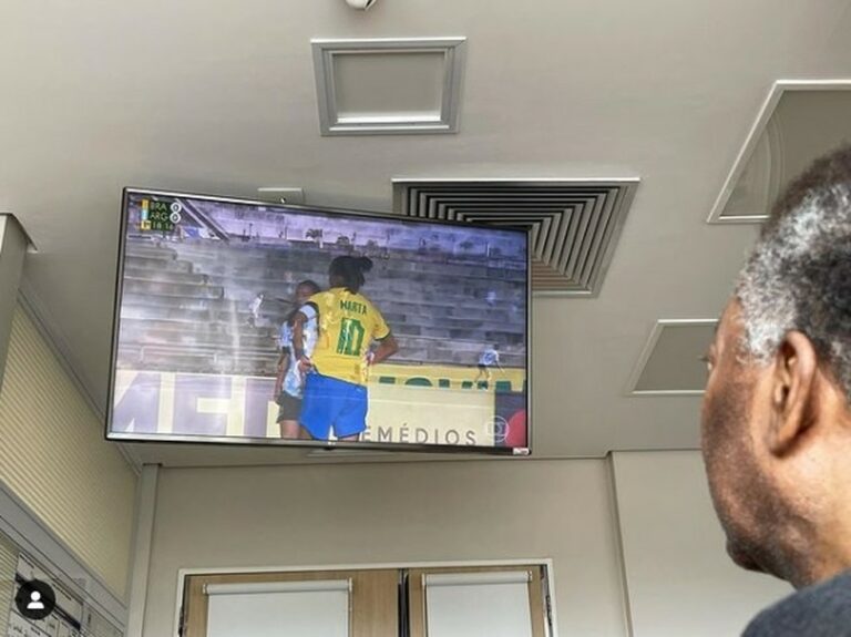 Filha de Pelé posta foto do pai vendo Marta em ação no amistoso da seleção brasileira feminina