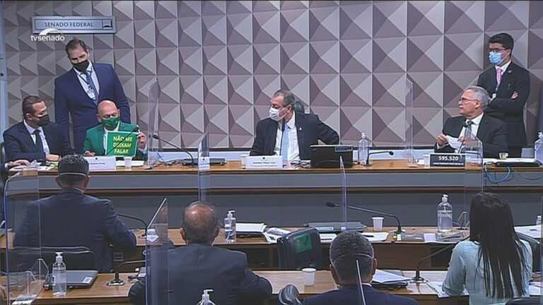 Hang irrita CPI com placas, Omar Aziz pede para advogado do depoente sair e suspende sessão
