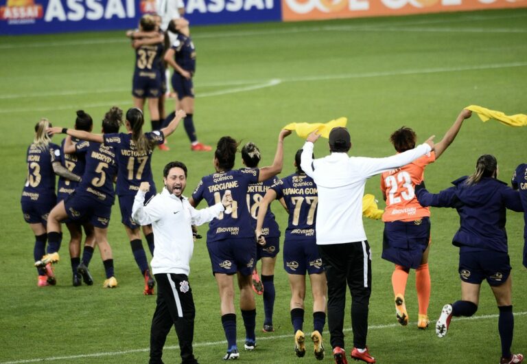 VÍDEO e FOTOS: veja a festa do Corinthians no pódio após a conquista do Brasileiro Feminino