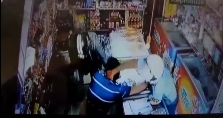 Vídeo de câmera de segurança mostra assaltantes agredindo dono de loja