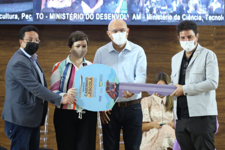 Ministro da Educação vem ao Acre, anuncia investimentos e entrega 36 ônibus escolares ao governo do Estado