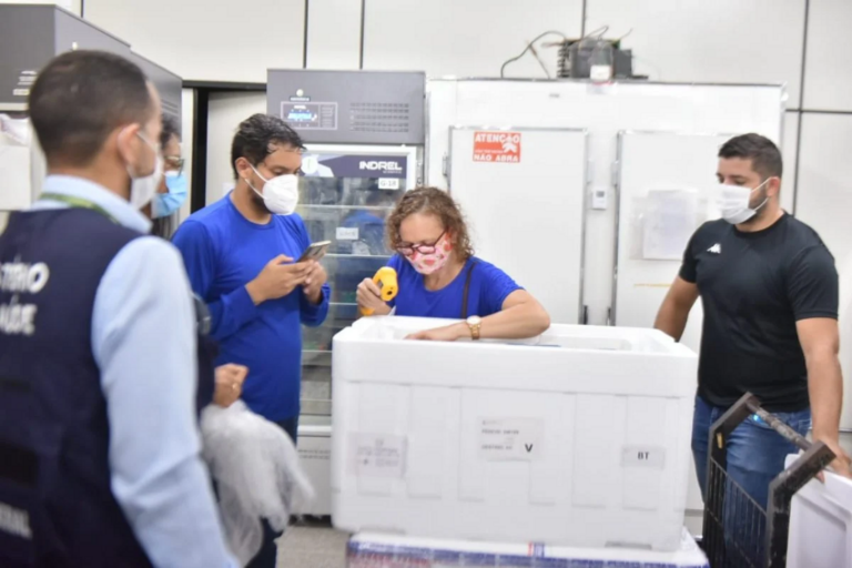 URGENTE: Ministério da Saúde interdita lote de vacina contra Covid-19 enviado ao Acre; entenda