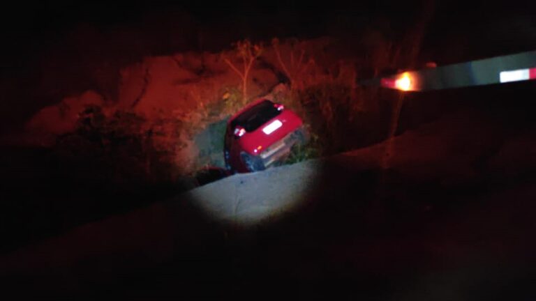 Motorista perde controle de carro e capota na Via Verde; imagens mostram veículo parcialmente destruído