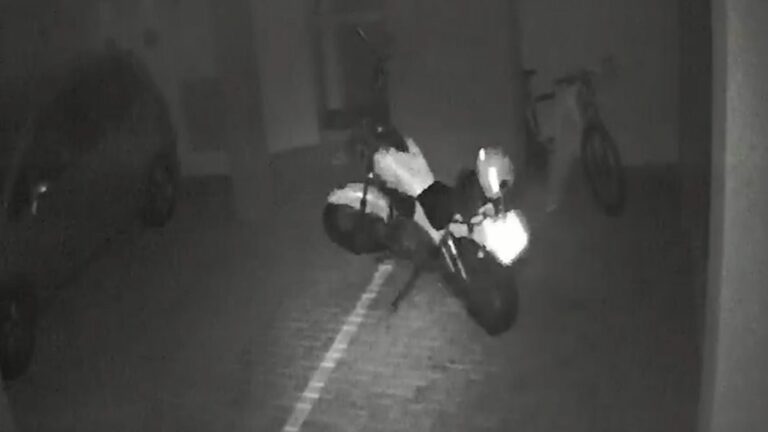 Vídeo de moto andando sozinha em estacionamento viraliza; assista