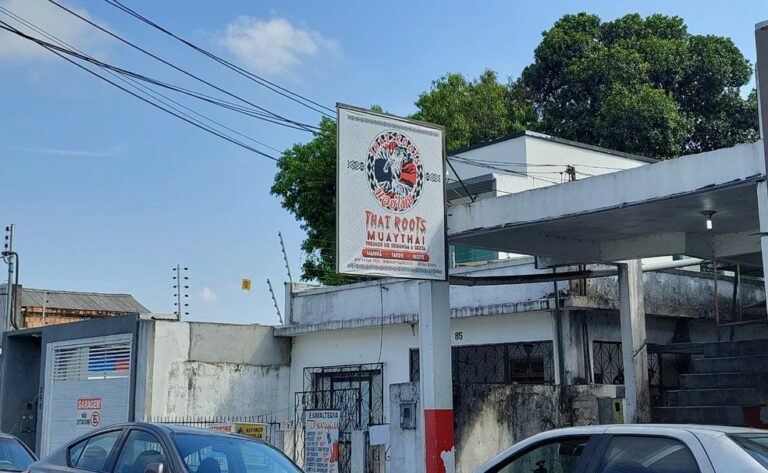 Jovem morre após passar mal ao levar golpe em treino de muay thai em academia