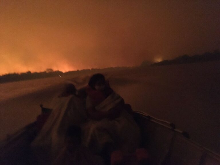 Ribeirinhos do Pantanal são resgatados de incêndio e teve até quem pulou no rio para fugir do fogo