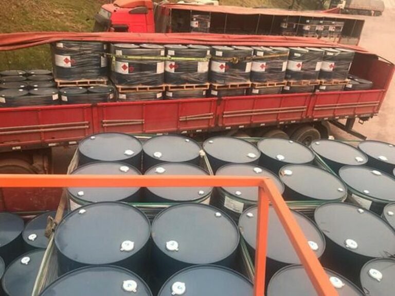 Polícia apreende em MS 130 mil kg de solvente que renderiam 10 toneladas de ‘cocaína com alto grau de pureza’