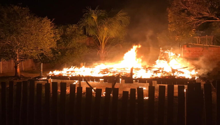 Casa é destruída pelo fogo na Vila Santa Luzia