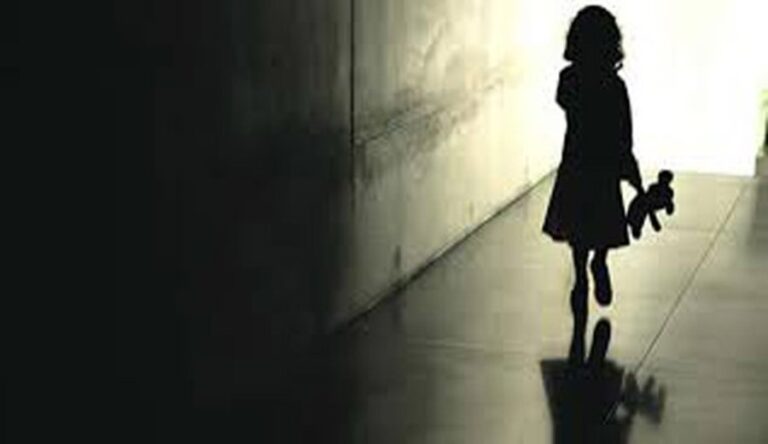 Crianças menores de 3 anos são encontradas caminhando sozinhas por ruas; VÍDEO