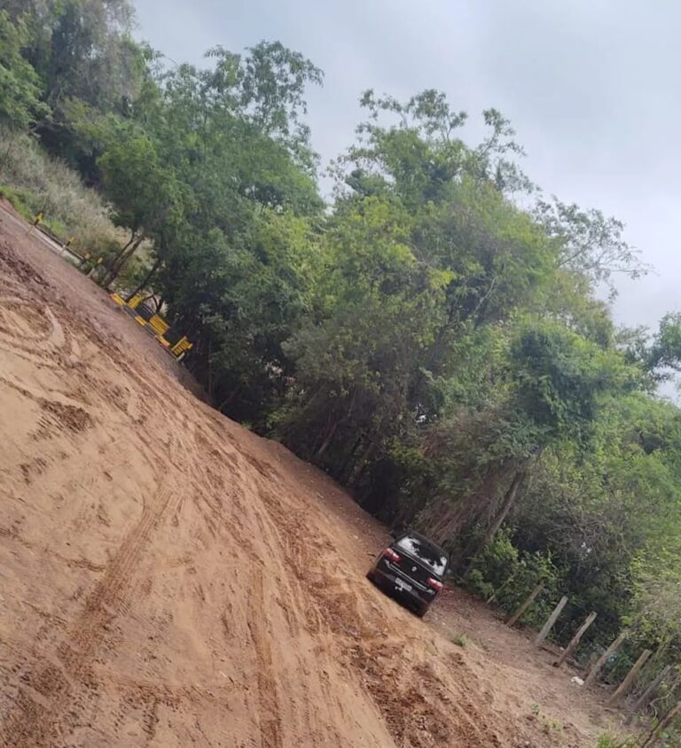 Homem tem carro roubado após parar à beira da estrada para fazer xixi