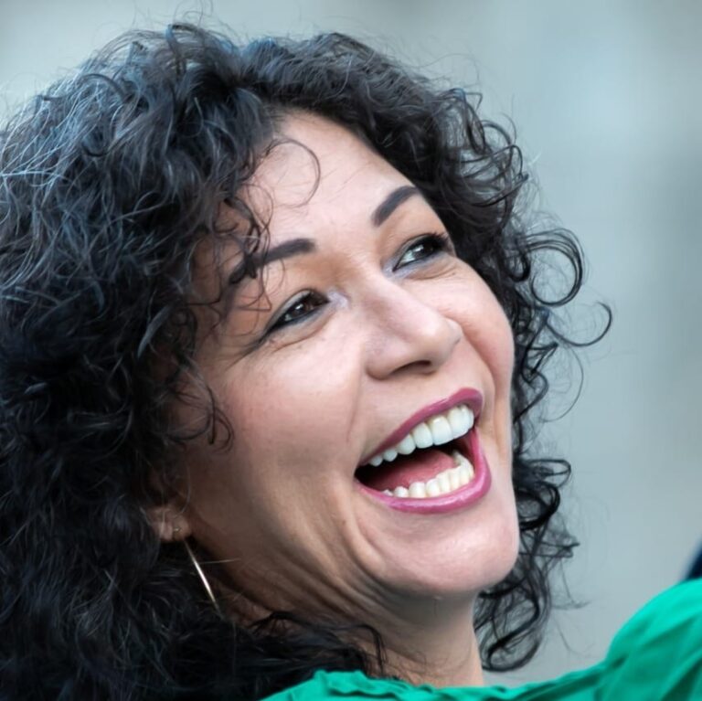 Após deixar AC, Sinhasique aparece de biquíni, mostra barriga chapada e revela tatuagem íntima