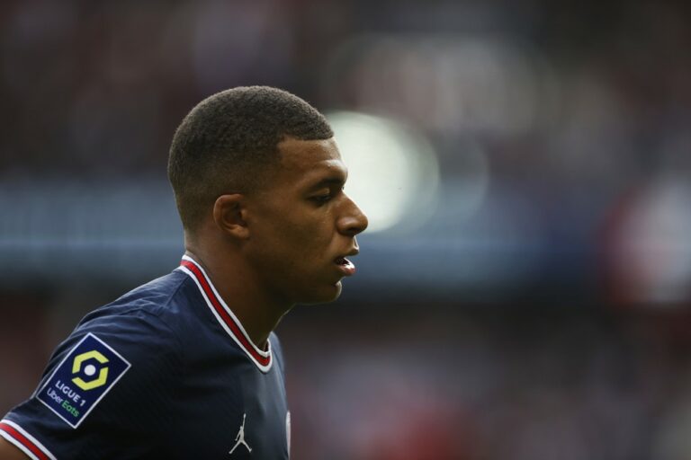 Mbappé reafirma desejo de deixar o PSG e reclama de postura do clube francês
