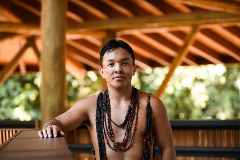 Indígena de aldeia no AC ganha bolsa nos EUA, se tornará o primeiro doutor de seu povo e ganha repercussão nacional