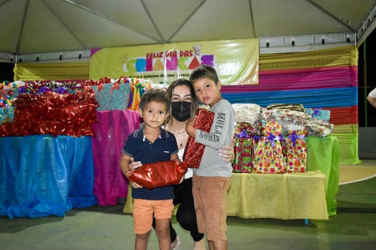 Trem da Alegria e Palhaço Peteleco animam a festa do dia das crianças em Brasileia