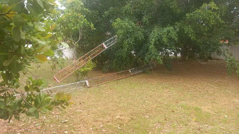 Após temporal derrubar torre de rádio em Sena, Secom emite nota com prazo para retomada dos programas