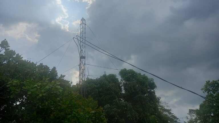 Forte temporal derruba torre principal de rádio em Sena e deixa difusora fora do ar