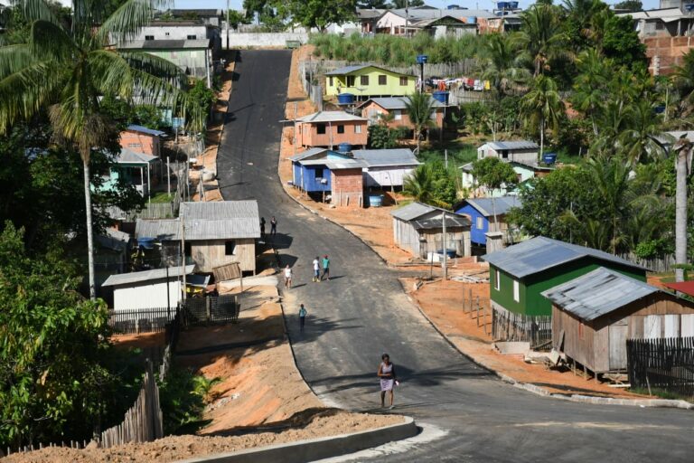 Prefeitura levando dignidade: moradores comemoram abertura e pavimentação da Travessa Tarauacá