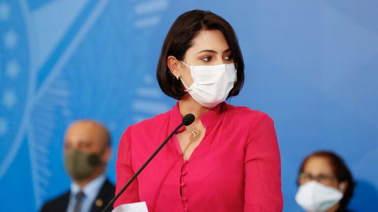 Michelle Bolsonaro beneficiou amigos em empréstimos da Caixa, diz revista