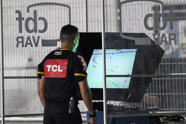 CBF decide liberar áudios do VAR em jogos do Brasileiro
