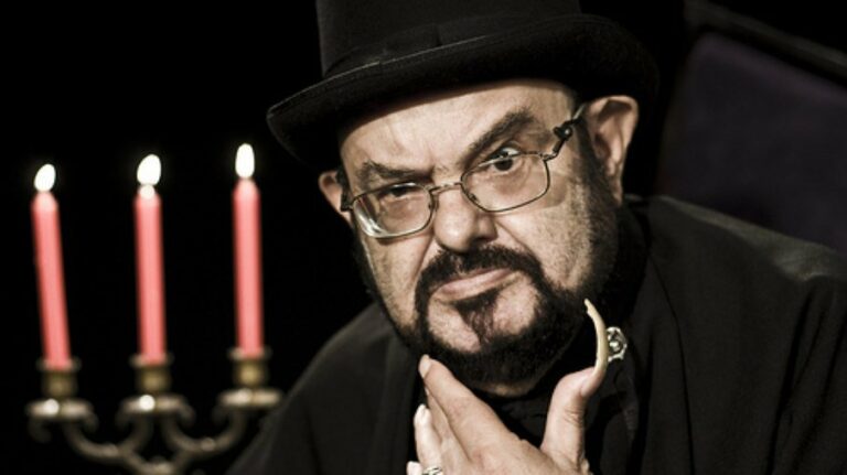 Filme de Zé do Caixão irá ganhar nova versão produzida por Elijah Wood