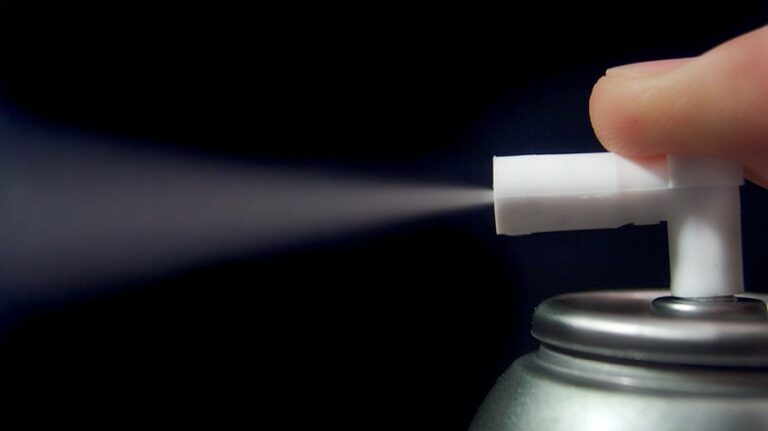 Idosa é condenada por agressão ao borrifar desinfetante em vizinhos que tossiram