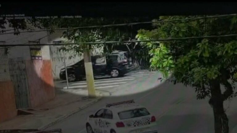 Grupo de homens armados rouba veículo com duas crianças dentro