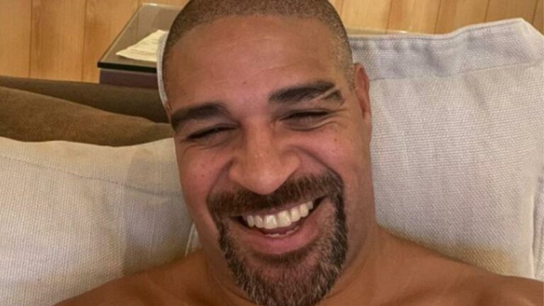 Descontraído, Adriano Imperador canta em barzinho de Búzios; confira