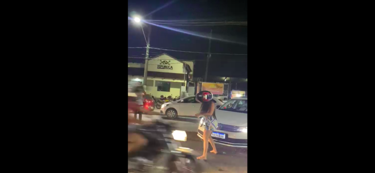 Vídeo: mulher destrói carro com capacete em frente ao Tardezinha; causa seria suposta traição