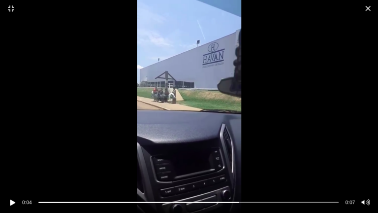 Com ponto de ônibus sem cobertura, cadeirante espera coletivo no sol em Rio Branco