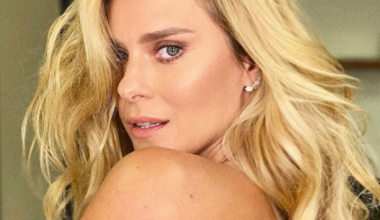 Carolina Dieckmann surpreende ao curtir piscina à vontade
