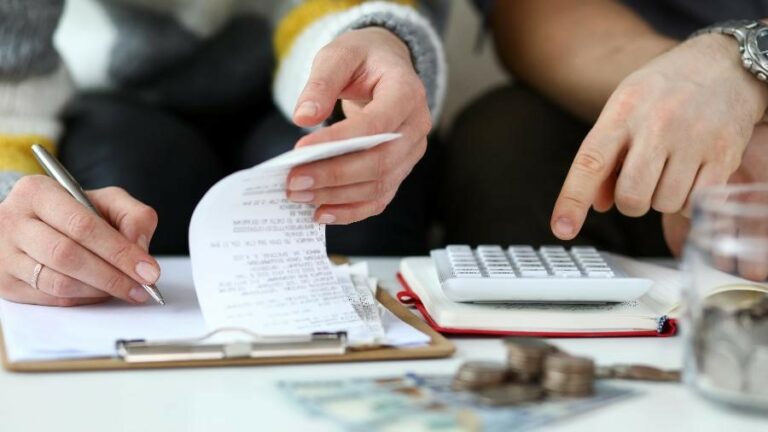 Total de brasileiros com dívida sobe para 74% em setembro, diz CNC