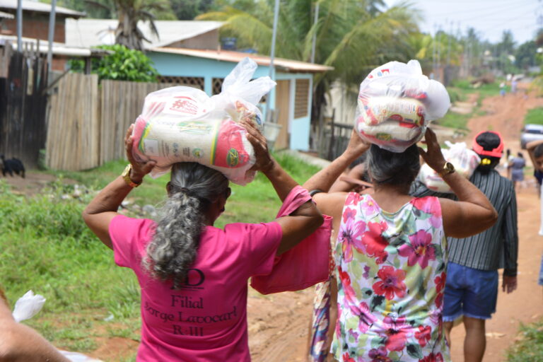 Mesa Brasil Sesc e Deck realizam doações de alimentos