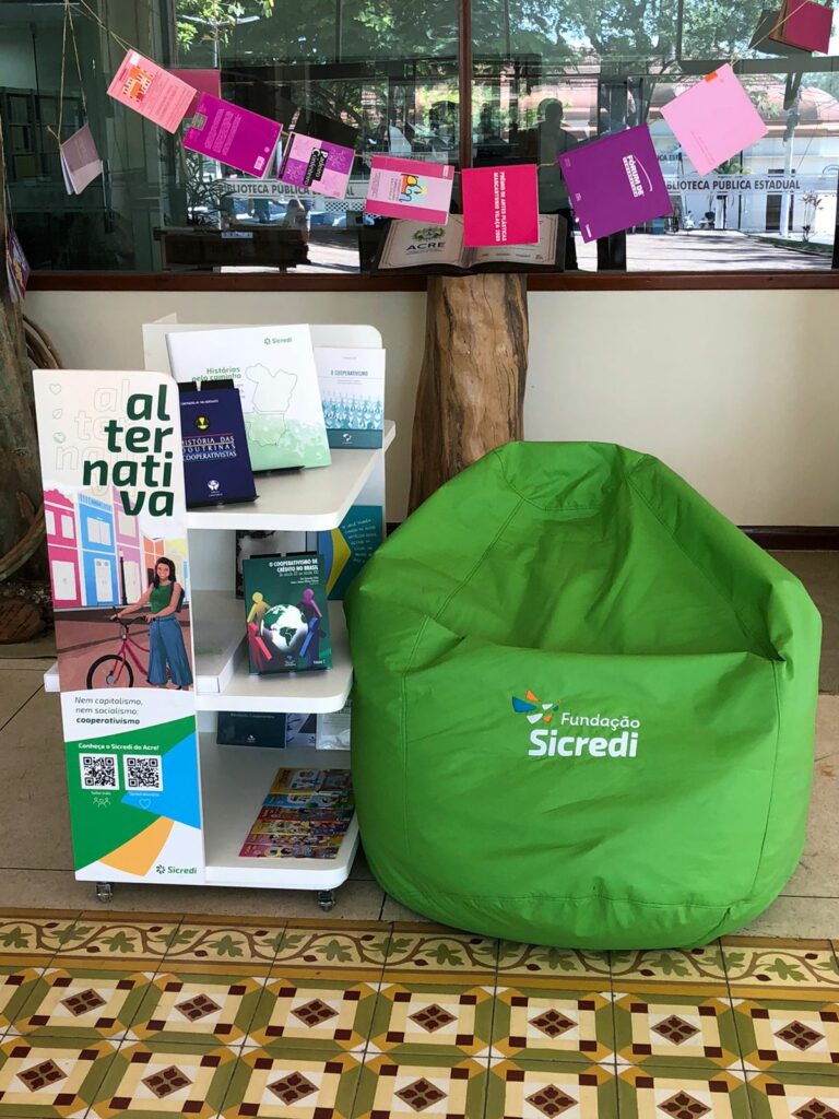 Sicredi Biomas doa livros e prateleiras para bibliotecas do Acre