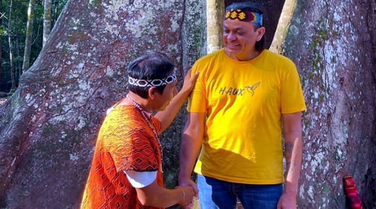 Cantor Frank Aguiar está em Cruzeiro do Sul, no Rio Crôa, participando de festa do Daime