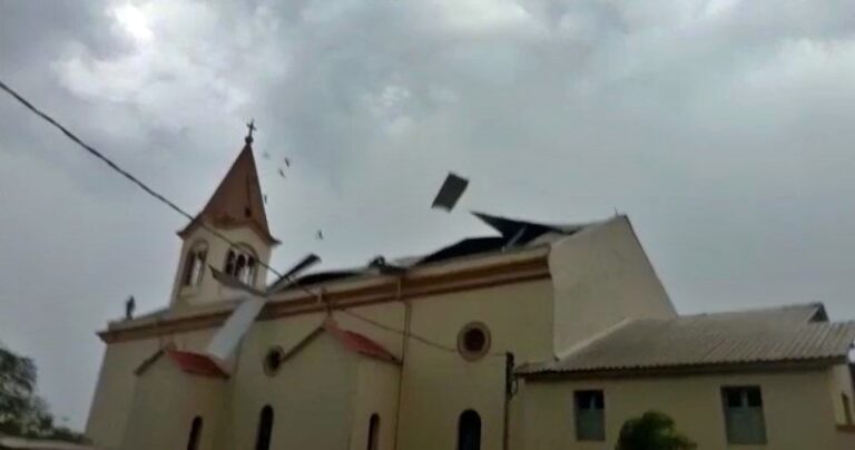Vídeo: temporal destelha Igreja de São Sebastião em Xapuri