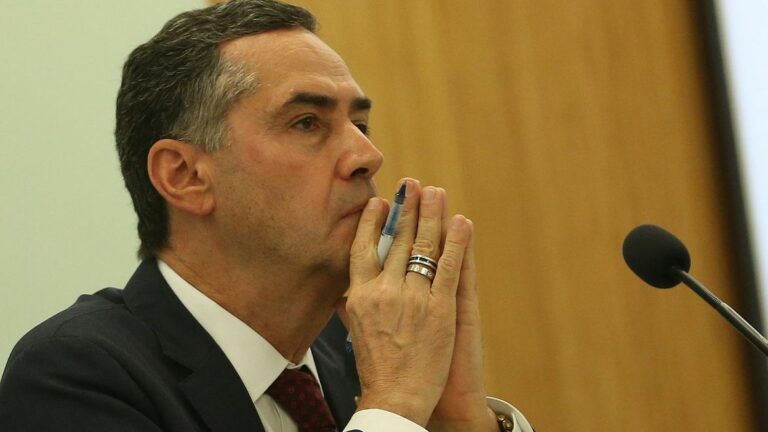 ‘Finalmente esse defunto foi enterrado’, diz Barroso sobre voto impresso