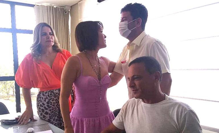 Gladson chama Marcia Bittar de “minha senadora” ao cumprimentá-la em evento