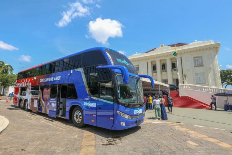 “Um dia de muita alegria”, diz Alan Rick ao entregar novo ônibus ao Hemoacre junto com Gladson