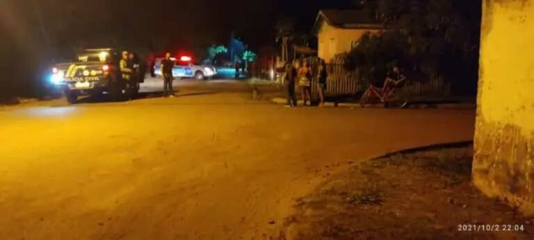 Em Brasileia, jovem é abordado por dois homens em uma bicicleta, recebe vários tiros e morre no local