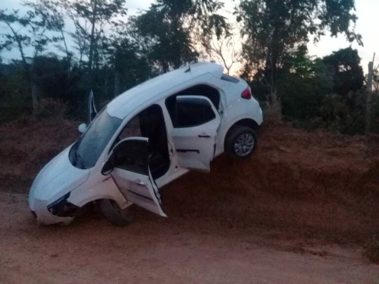 Agente socioeducativo perde controle de carro e sobe em ribanceira, em Sena Madureira