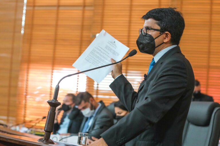 Jenilson Leite apresenta PL para que Estado substitua energia elétrica por solar em prédios públicos