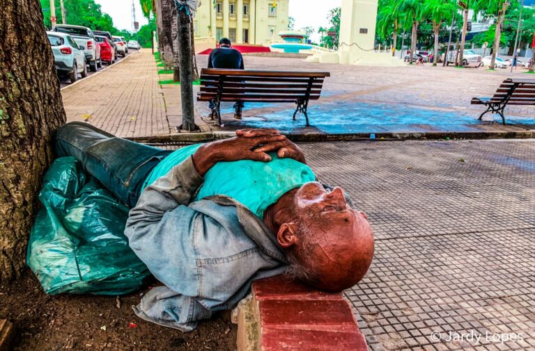 Desigualdade social: fotógrafo registra catador dormindo em frente ao imponente Palácio Rio Branco