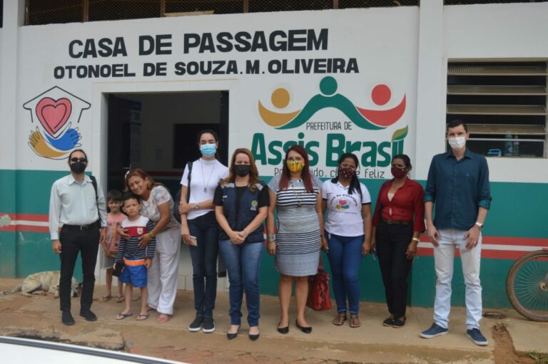 Governo presta visita a casa de passagem em Assis Brasil