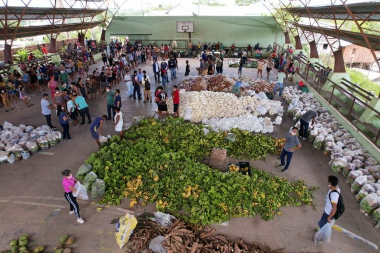 Estado entrega 42 toneladas de alimentos a produtores rurais e famílias carentes do Juruá