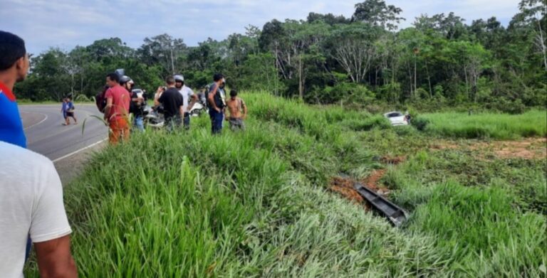 CZS: motorista perde controle em curva, bate em poste de energia, cai em barranco e foge
