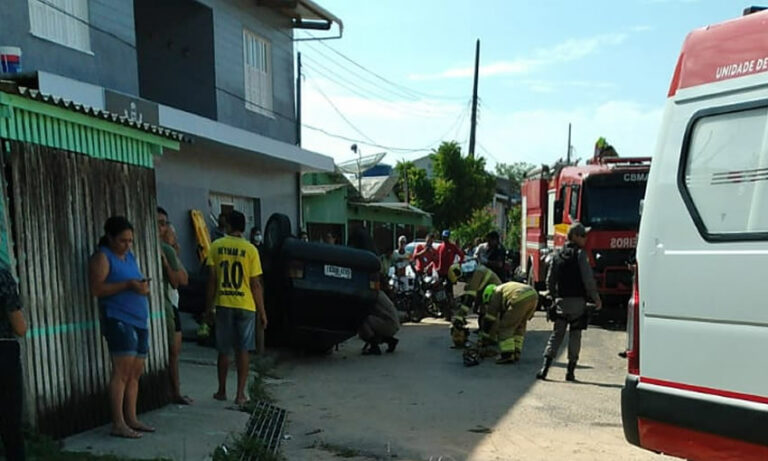 Motorista perde controle, capota em ladeira e fica preso às ferragens de carro no Acre