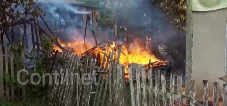 Residência pega fogo após família deixar fogão à lenha aceso no interior do Acre