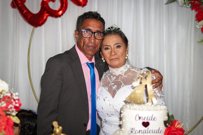 Vestida de noiva, senamadureirense é levada ao altar aos 64 anos e conquista internet