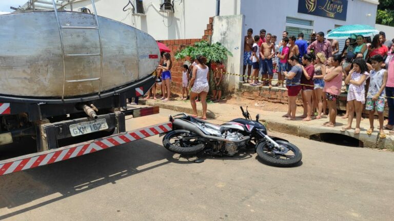 Motociclista morre após ser atropelado e arrastado por caminhão, em Rio Branco