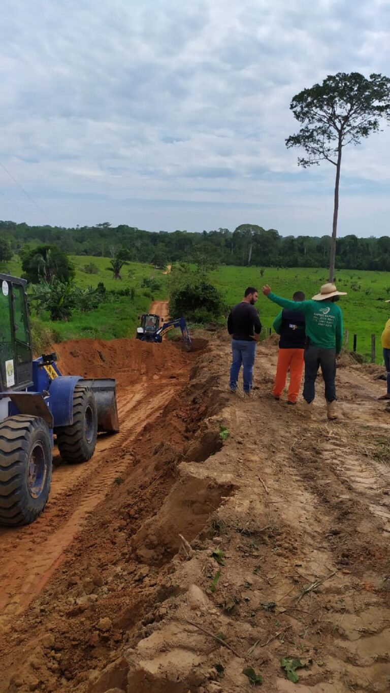 Com novas máquinas, Deracre promove melhorias no Ramal do 12, em Sena Madureira